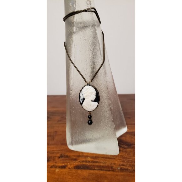 Vintage White Lady Cameo Necklace Black Backdrop Framed Cameo - Picture 5 of 10